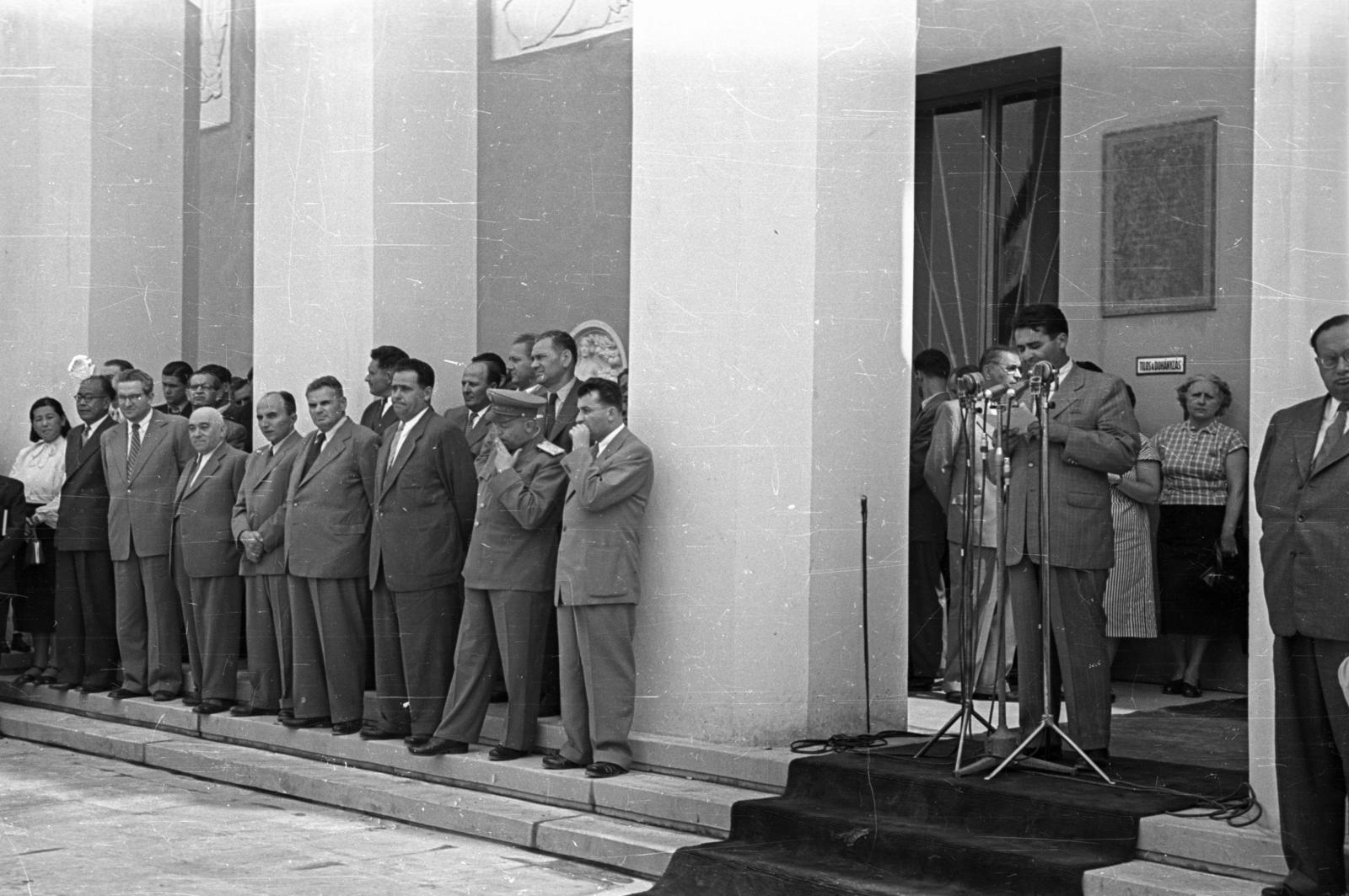 Magyarország, Budapest X., Albertirsai út, Mezőgazdasági Kiállítás megnyitója. Balról a második He Dej-Csin kínai nagykövet, a harmadik Andropov szovjet nagykövet, mellette Rákosi Mátyás, Hegedűs András, Dobi István, Hidas István, Bata István, Matolcsi János, Erdei Ferenc, ? . Dobi István mögött jobbra Pogácsás György, Bata István mögött jobbra Mekis József. A felvétel 1955. szeptember 3-án készült., 1955, Bauer Sándor, Budapest, ünnepség, mikrofonállvány, politikus, Fortepan #127714