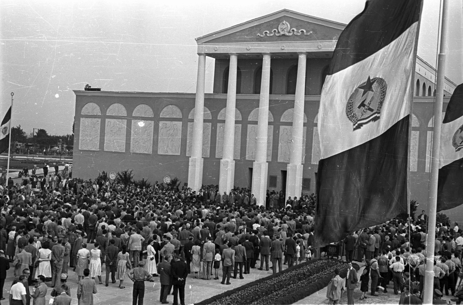 Hungary, Budapest X., Albertirsai út, Mezőgazdasági Kiállítás. A felvétel az ünnepélyes megnyitón készült. A felvétel 1955. szeptember 3-án készült., 1955, Bauer Sándor, Budapest, mass, flag, crest, Fortepan #127715