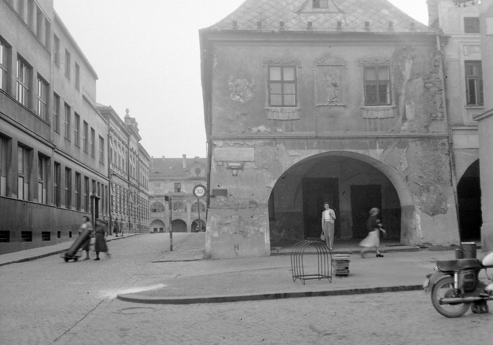 Csehország, Valasske Mezirici, Stalingradské náměstí., 1958, Gyöngyi, Csehszlovákia, motorkerékpár, dombormű, utcanévtábla, gázpalack, kerékpár tároló, Fortepan #12772