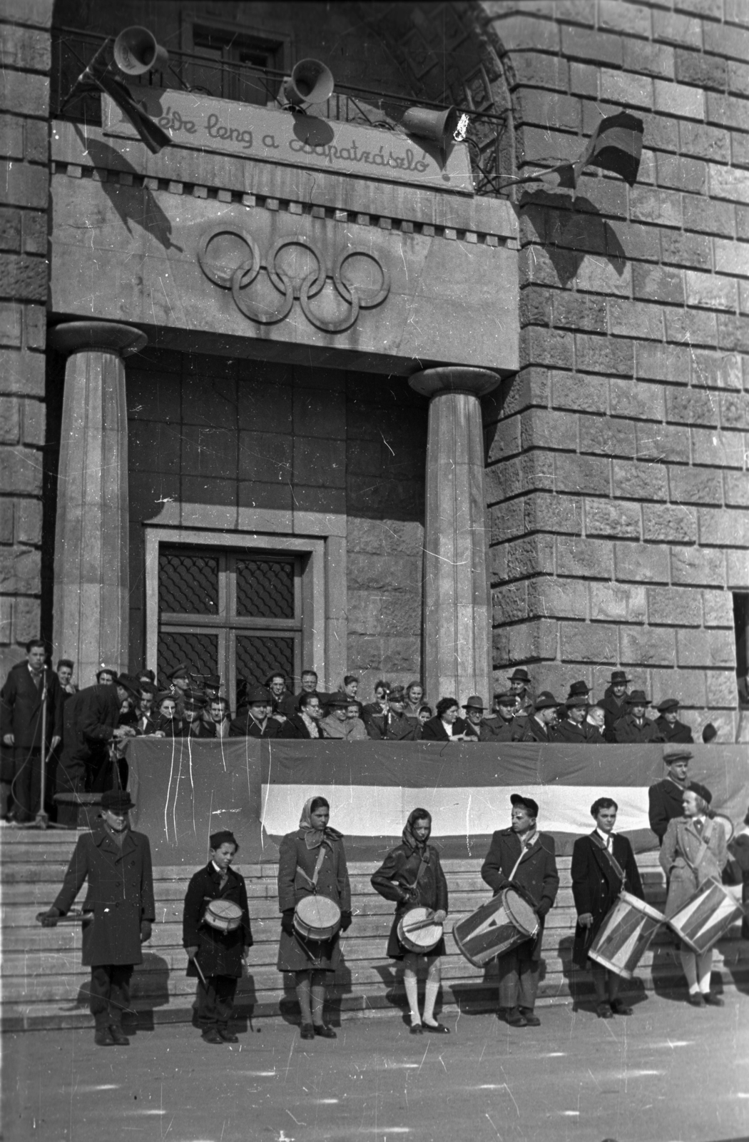 Hungary, Népstadion, Budapest XIV., 10 éves az Úttörőszövetség, úttörőavatás a stadion toronyépülete előtt., 1956, Bauer Sándor, festive, Budapest, drummer, olympic symbols, Fortepan #127721