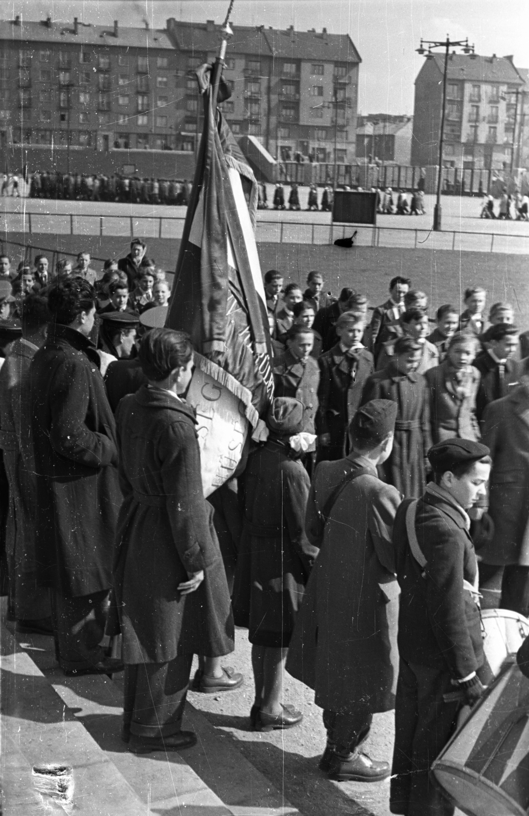 Hungary, Népstadion, Budapest XIV., 10 éves az Úttörőszövetség, úttörőavatás a stadion toronyépülete előtt, távolban a Stefánia (Vorosilov) út házsora., 1956, Bauer Sándor, sailor, flag, drum, Budapest, Fortepan #127730