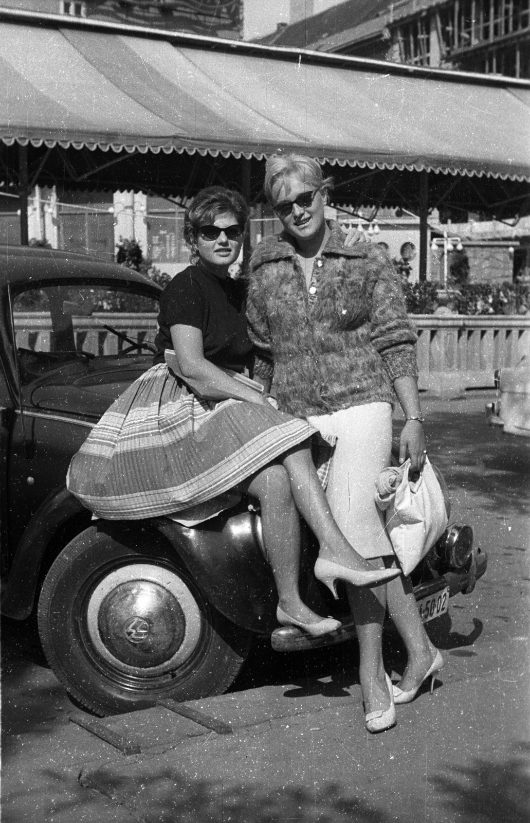 Hungary, Budapest V., Petőfi tér, háttérben a Dunakert a Duna Szálló déli falánál., 1958, Bauer Sándor, Volkswagen-brand, shades, Volkswagen Beetle, Budapest, girls'n'cars, sitting on a car, Fortepan #127733