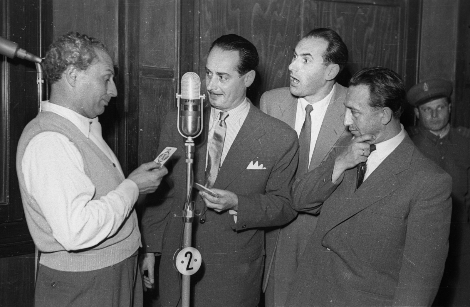 Hungary, Budapest VIII., a Magyar Rádió stúdiója, a Szovjetunióba készülő negyventagú esztrádegyüttes műsorának főpróbáján Alfonzó (Markos József), Rodolfo (Gács Rezső), Várhelyi Endre és Pataki Ferenc fejszámolóművész., 1956, Bauer Sándor, Budapest, studio, celebrity, actor, card tricks, magician, microphone stand, Fortepan #127740