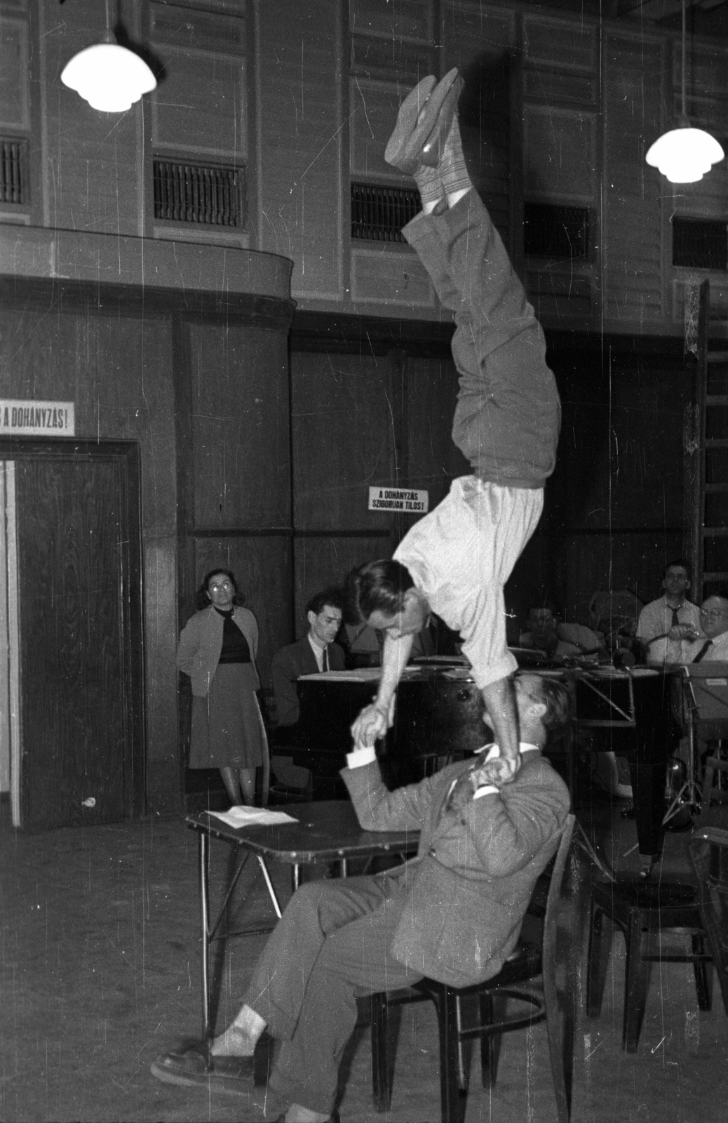 Hungary, Budapest VIII., a Magyar Rádió stúdiója, a Szovjetunióba készülő negyventagú esztrádegyüttes műsorának főpróbáján a »Két Loos« akrobata duó., 1956, Bauer Sándor, Budapest, acrobat, handstand, feat, Fortepan #127746