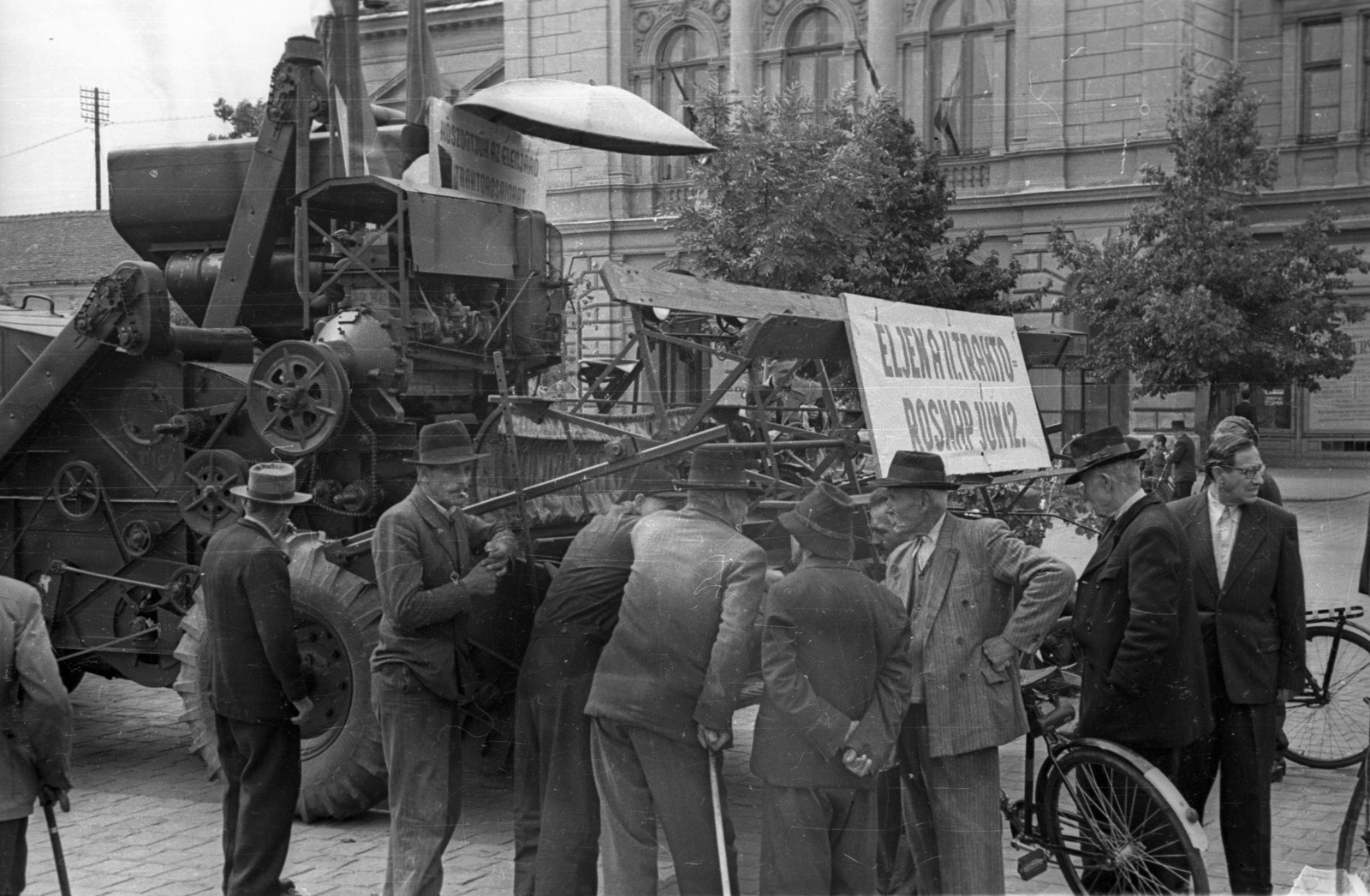 Hungary, Nagykőrös, Szabadság tér, háttérben az Arany János Művelődési Központ. A II.Traktorosnapok rendezvénye 1955. június12-én., 1955, Bauer Sándor, tractor, bicycle, Fortepan #127755