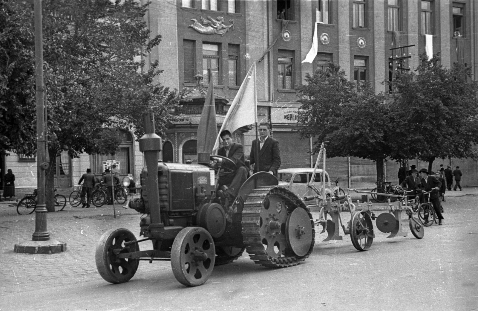 Hungary, Nagykőrös, Széchenyi tér, háttérben a Postapalota. A II.Traktorosnapok rendezvénye 1955. június12-én., 1955, Bauer Sándor, tractor, plow, Fortepan #127756