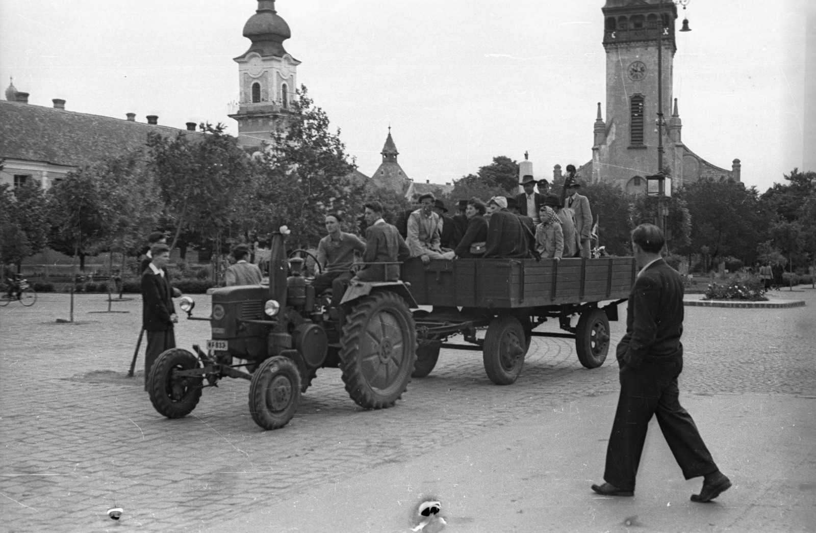 Hungary, Nagykőrös, Szabadság tér, háttérben balra a Városháza, jobbra a református templom. A II.Traktorosnapok rendezvénye 1955. június12-én., 1955, Bauer Sándor, trailer, tractor, Fortepan #127757