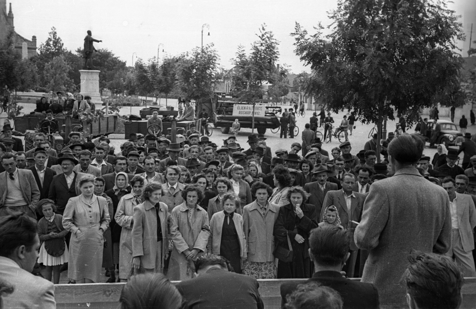 Hungary, Nagykőrös, Szabadság tér, háttérben a református templom és Kossuth Lajos szobra. A II.Traktorosnapok rendezvénye 1955. június12-én., 1955, Bauer Sándor, festive, audience, Lajos Kossuth-portrayal, bicycle, Fortepan #127760
