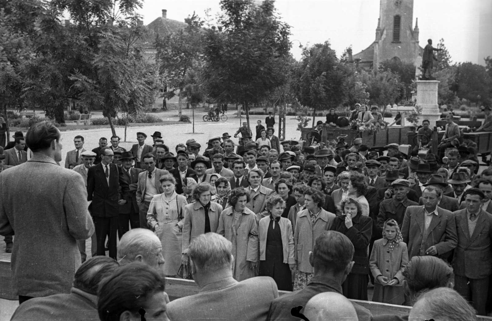 Hungary, Nagykőrös, Szabadság tér, háttérben a református templom és Kossuth Lajos szobra. A II.Traktorosnapok rendezvénye 1955. június12-én., 1955, Bauer Sándor, audience, bicycle, Fortepan #127761