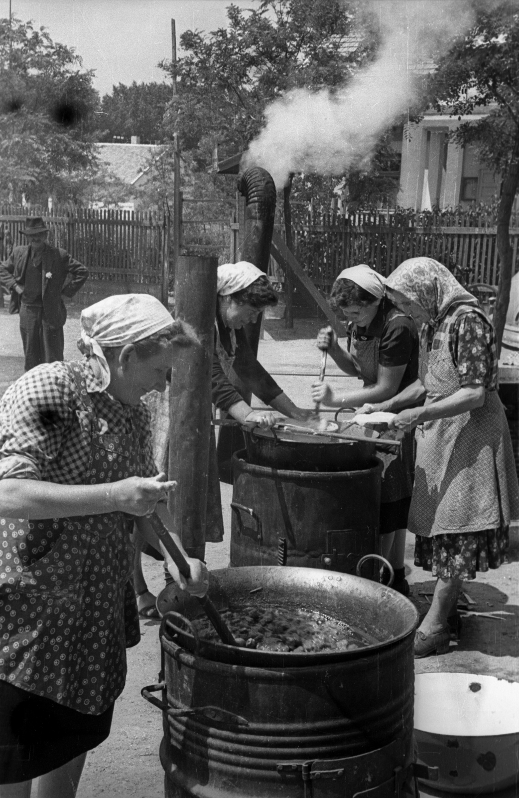 1955, Bauer Sándor, women, apron, headscarf, cooking pot, cooking, Fortepan #127770