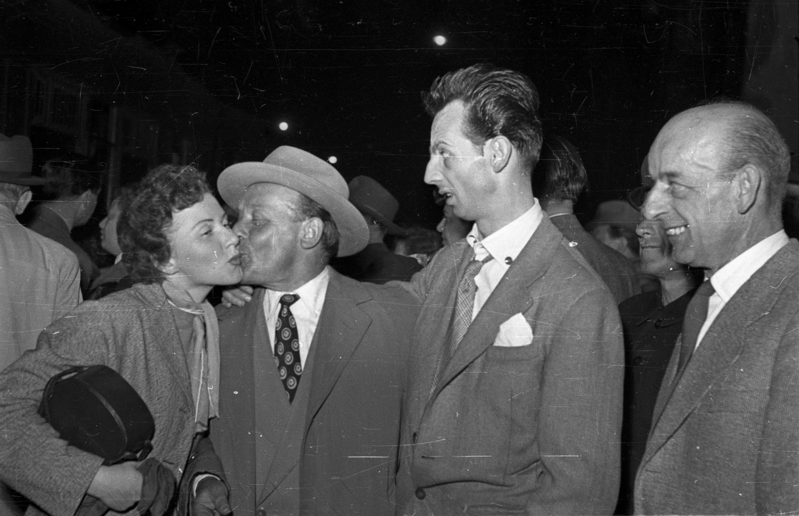 Hungary, Budapest VI., Nyugati pályaudvar, a Szovjetunióba utazó negyventagú esztrádegyüttes tagjai, kalappal Orlay Jenő »Chappy« zenekarvezető, dobos., 1956, Bauer Sándor, Budapest, celebrity, face profile, kissing, Fortepan #127782