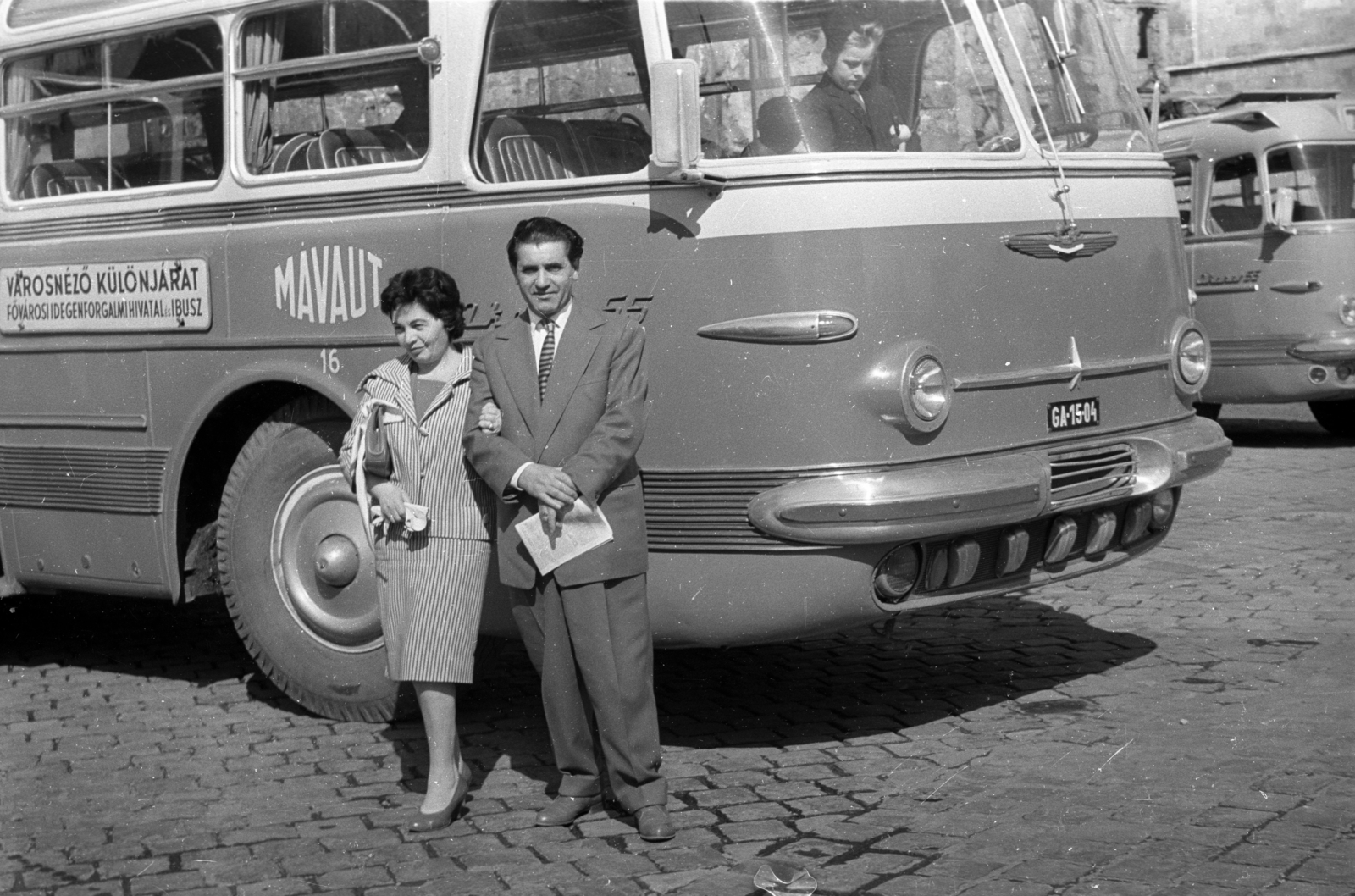 Hungary, Budapest I., Szentháromság tér, a felvétel a Szentháromság-szobor előtt készült, jobbra a Mátyás-templom., 1958, Bauer Sándor, bus, Ikarus-brand, MÁVAUT-organisation, number plate, Budapest, Fortepan #127785