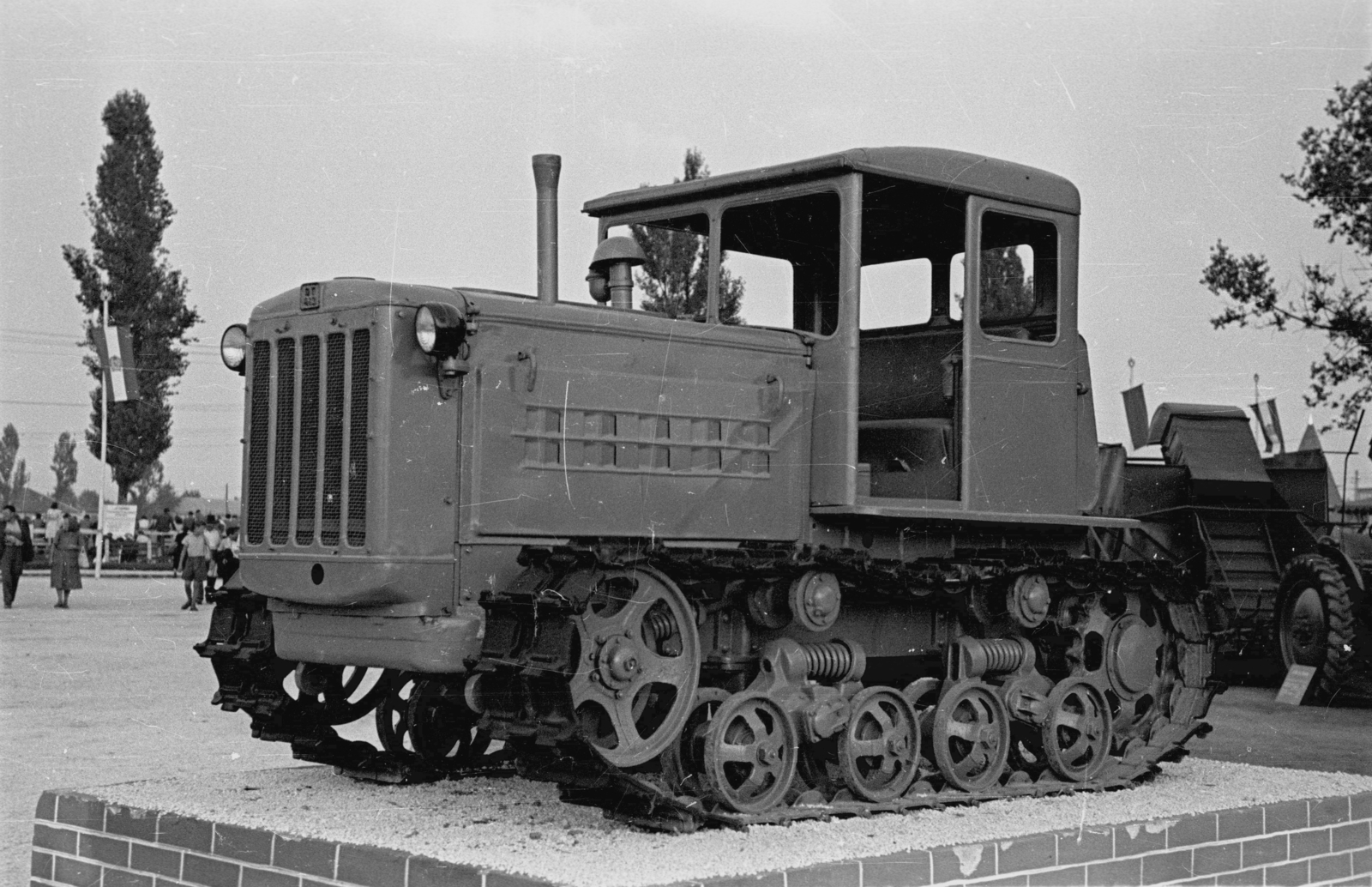 Hungary, Budapest X., Albertirsai úti vásár területe, Országos Mezőgazdasági Kiállítás és Vásár., 1955, Bauer Sándor, tractor, Dutra-brand, Budapest, Fortepan #127794