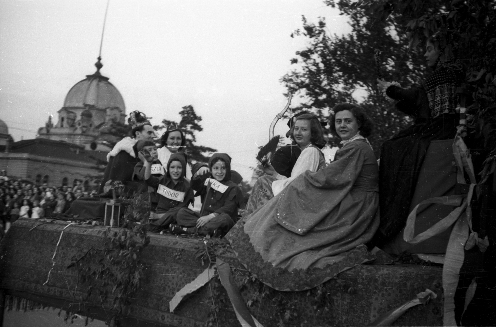 Hungary, Budapest XIV., Hősök tere, a Dolgozó Ifjúság Szövetsége (DISZ) béketalálkozóját megnyitó karnevál résztvevői, háttérben a Műjégpálya épülete., 1954, Bauer Sándor, Budapest, costume, Fortepan #127800