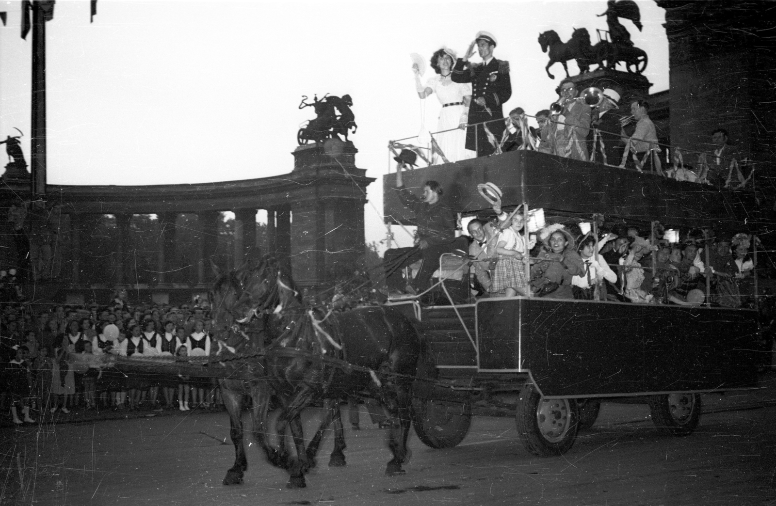 Hungary, Budapest XIV., Hősök tere, a Dolgozó Ifjúság Szövetsége (DISZ) béketalálkozóját megnyitó karnevál résztvevői a Műcsarnok előtt. Háttérben a Millenniumi emlékmű., 1954, Bauer Sándor, festive, Budapest, costume, horse, wave, Fortepan #127806