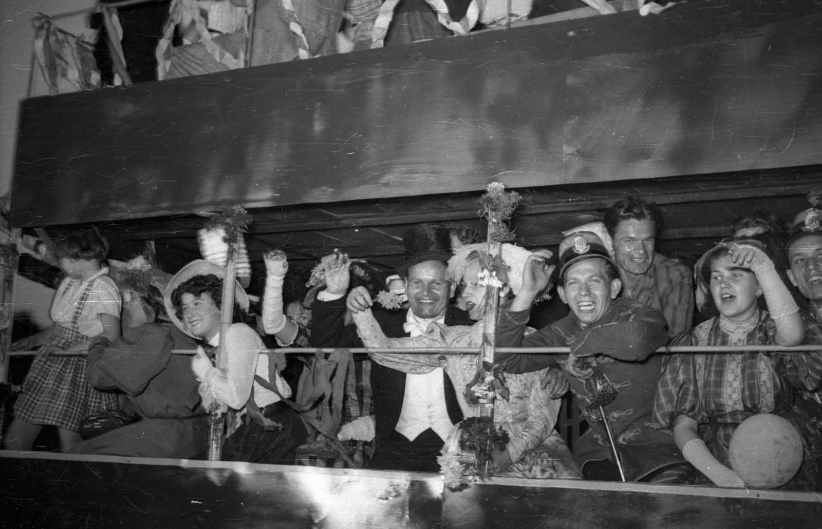 Hungary, Budapest XIV., Hősök tere, a Dolgozó Ifjúság Szövetsége (DISZ) béketalálkozóját megnyitó karnevál résztvevői., 1954, Bauer Sándor, Budapest, costume, fun, Fortepan #127807