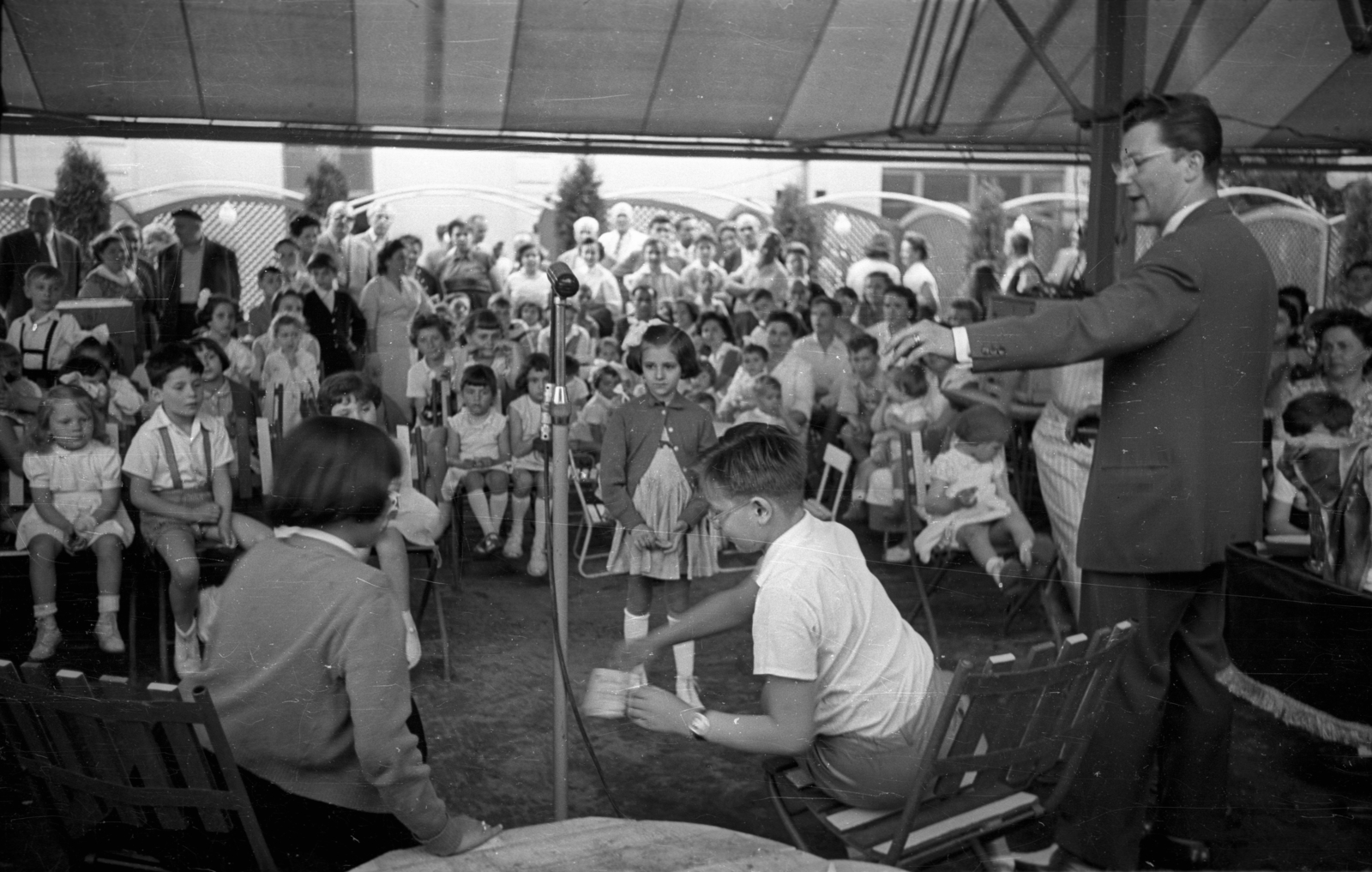 Hungary, Margit Islands, Budapest, gyermeknapi rendezvény a Casino kerthelyiségében, jobbra Gálfi János bűvész., 1958, Bauer Sándor, celebrity, audience, kids, play, Fortepan #127808