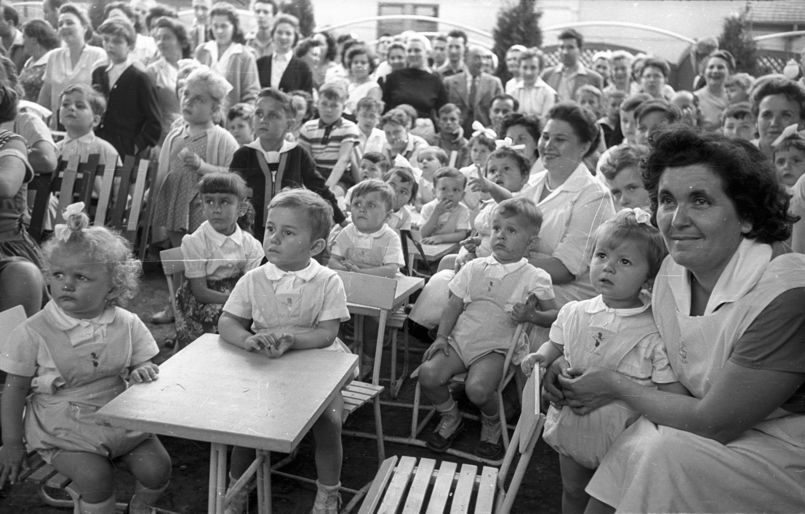 Hungary, Margit Islands, Budapest, gyermeknapi rendezvény a Casino kerthelyiségében., 1958, Bauer Sándor, curiosity, kids, nanny, Fortepan #127810