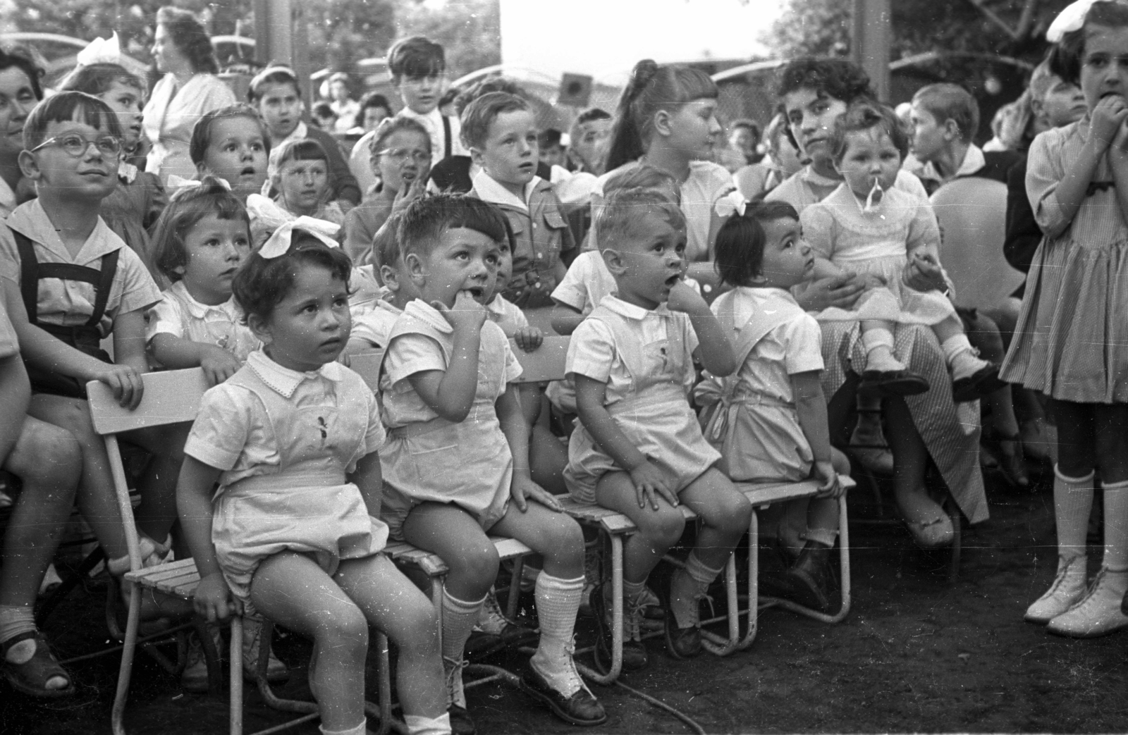 Hungary, Margit Islands, Budapest, gyermeknapi rendezvény a Casino kerthelyiségében., 1958, Bauer Sándor, audience, kids, Fortepan #127817