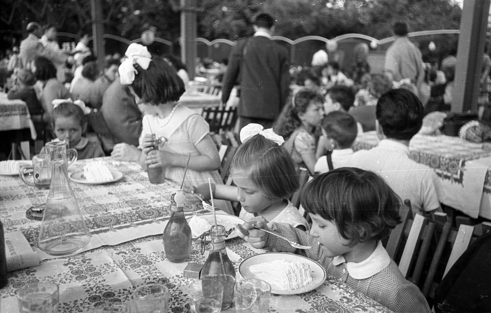 Hungary, Margit Islands, Budapest, gyermeknapi rendezvény a Casino kerthelyiségében., 1958, Bauer Sándor, Bambi beverage, cake, Fortepan #127818