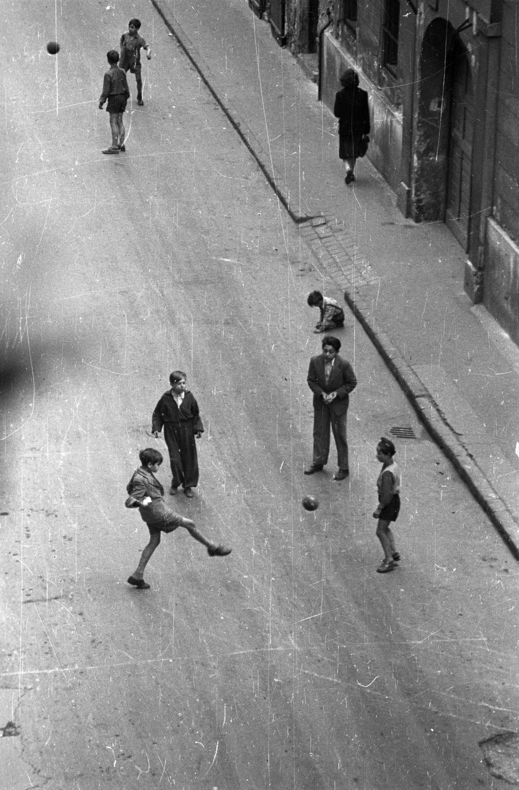 Hungary, Budapest VIII., Fecske (Lévai Oszkár) utca a Népszínház utca sarkán álló házból nézve., 1956, Bauer Sándor, Budapest, boys, ball, Fortepan #127825