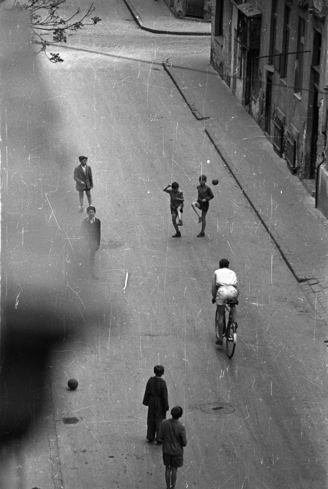 Hungary, Budapest VIII., Fecske (Lévai Oszkár) utca a Népszínház utca sarkán álló házból a Bérkocsis utca felé nézve., 1956, Bauer Sándor, Budapest, boys, ball, Fortepan #127827
