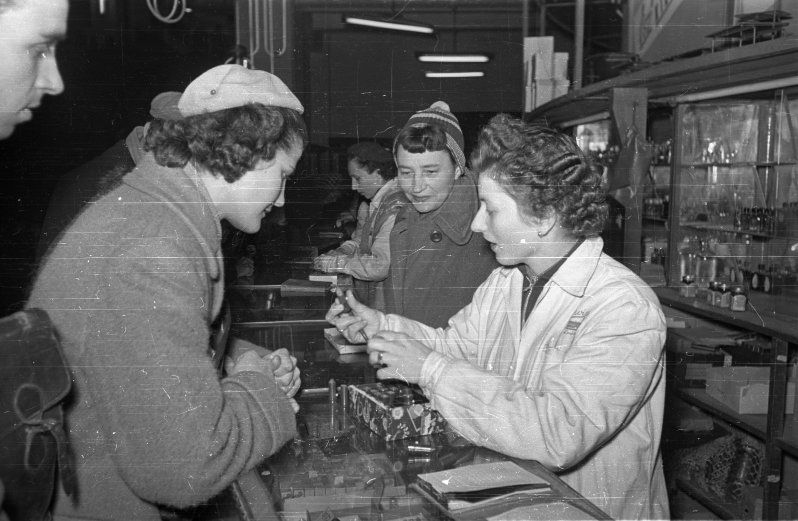 Hungary, Budapest VIII., Blaha Lujza tér, Corvin Áruház., 1956, Bauer Sándor, Budapest, shopping, vendor, counter, Fortepan #127828