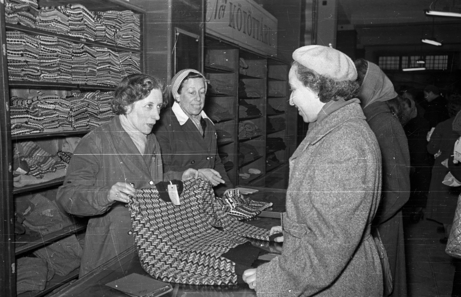 Hungary, Budapest VI., Andrássy út (Magyar Ifjúság útja) 39., a Divatcsarnok az egykori Párisi Nagy Áruház épületében, a megnyitása napján, 1957. január 2-án., 1957, Bauer Sándor, fashion, clothing store, knitwear, Budapest, Fortepan #127829