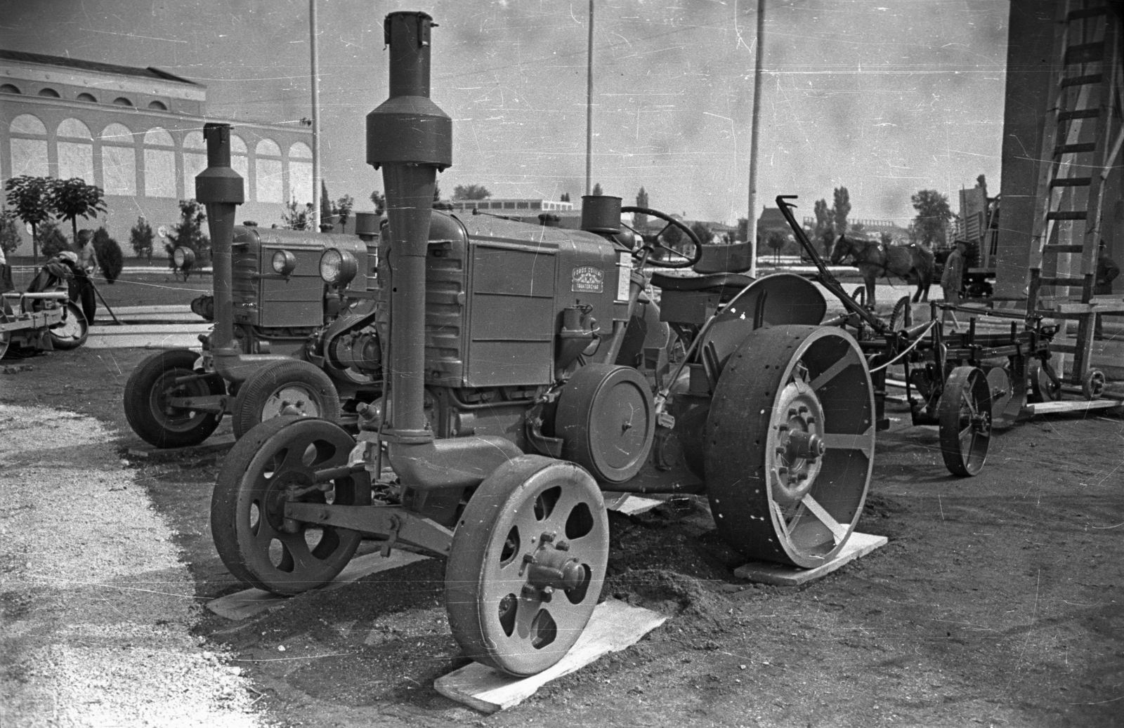 Hungary, Budapest X., Albertirsai úti vásár területe, Országos Mezőgazdasági Kiállítás és Vásár., 1955, Bauer Sándor, tractor, Budapest, Fortepan #127850