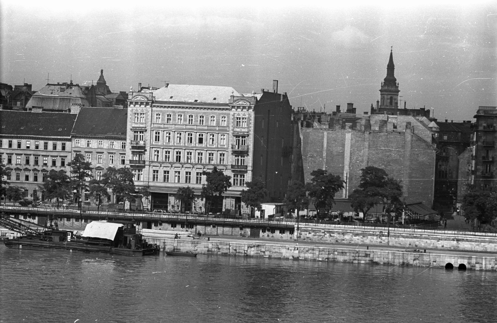 Magyarország, Budapest V., pesti Duna-part, Duna szálló, a Duna-parti szállodasor hírmondója, balra mögötte az Apáczai Csere János utca házai, jobb oldalon a Régi Posta utca torkolata., 1958, Bauer Sándor, Budapest, látkép, Fortepan #127873