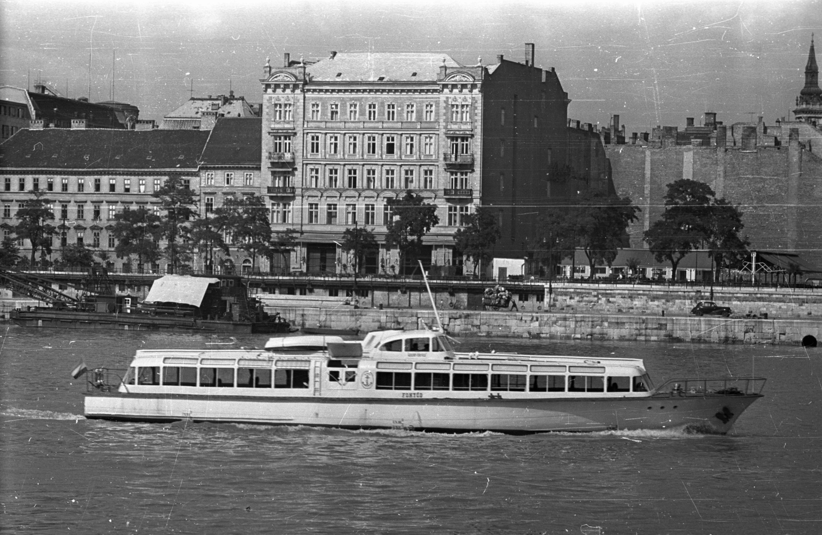 Hungary, Budapest V., pesti Duna-part, Duna szálló, a Duna-parti szállodasor hírmondója, balra mögötte az Apáczai Csere János utca házai., 1960, Bauer Sándor, water bus, Budapest, Fonyód-ship, Fortepan #127876