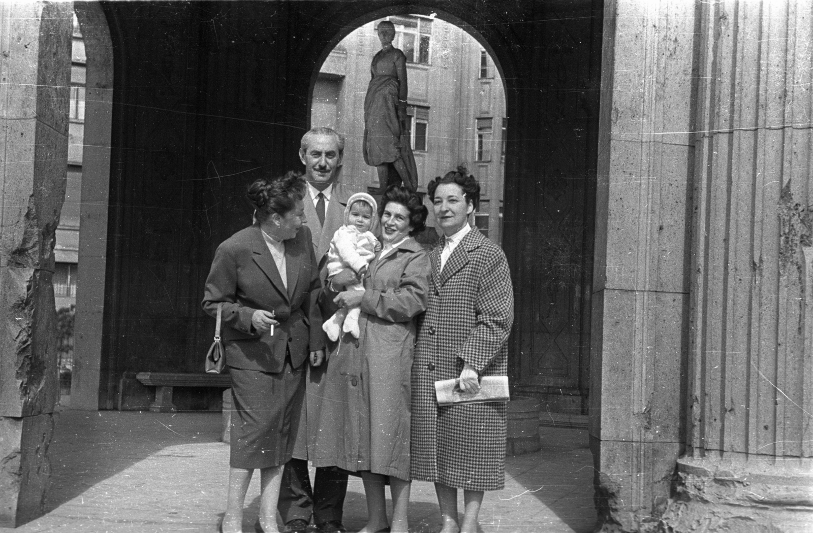 Hungary, Budapest V., Március 15. tér, Erzsébet királyné emlékművének csarnoka, a királyné szobra helyén Stróbl Alajos alkotása a Halászlány-kút látható., 1956, Bauer Sándor, monument, Budapest, Fortepan #127877