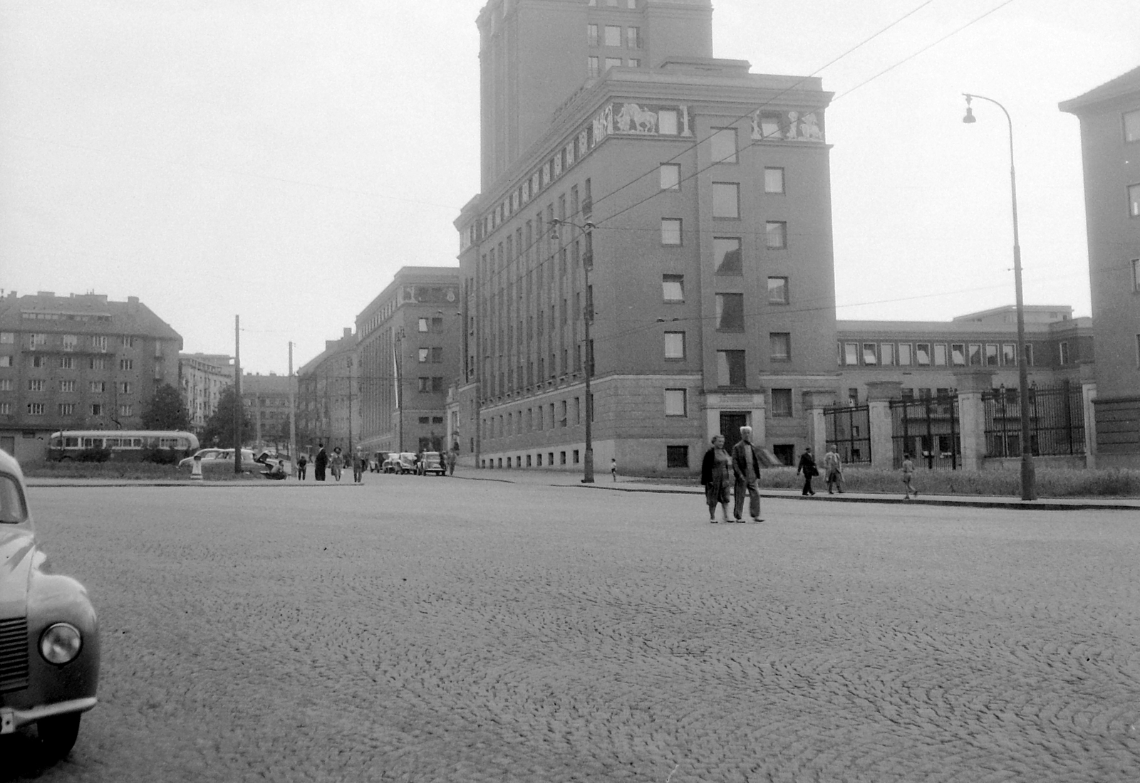 Csehország, Prága, ulice Koulova, Hotel Crowne Plaza (eredetileg Hotel Družba, később Hotel Čedok)., 1958, Gyöngyi, Csehszlovákia, szálloda, lámpaoszlop, szocreál, kockakő, František Jeřábek-terv, Fortepan #12788