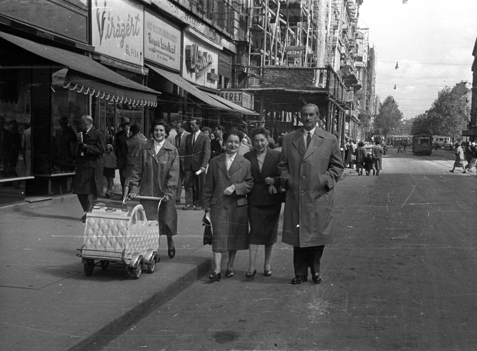 Hungary, Budapest V., Kossuth Lajos utca az Astoria kereszteződés felé nézve., 1957, Bauer Sándor, baby carriage, Budapest, Fortepan #127883