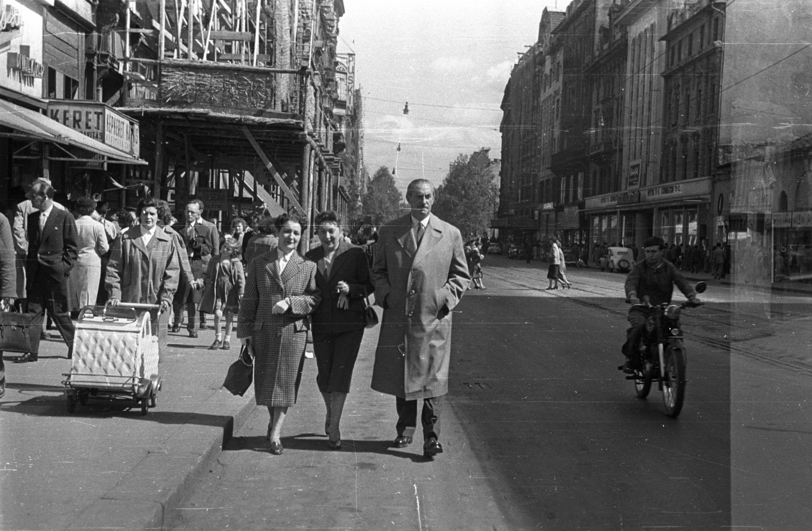 Magyarország, Budapest V., Kossuth Lajos utca az Astoria kereszteződés felé nézve, jobb oldalon az Úttörő Áruház., 1957, Bauer Sándor, Budapest, motorkerékpár, zsebredugott kéz, járókelő, babakocsi, Fortepan #127884