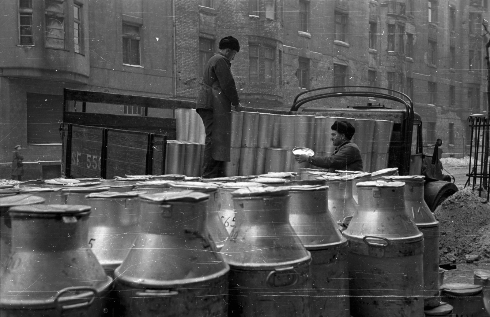 Hungary, Budapest IX., a felvétel a Bakáts utca 8., az Or­szágos Méhészeti Szövetkezeti Válla­lat üzeme előtt készült., 1956, Bauer Sándor, Budapest, barrel, commercial vehicle, milk can, container, Fortepan #127885