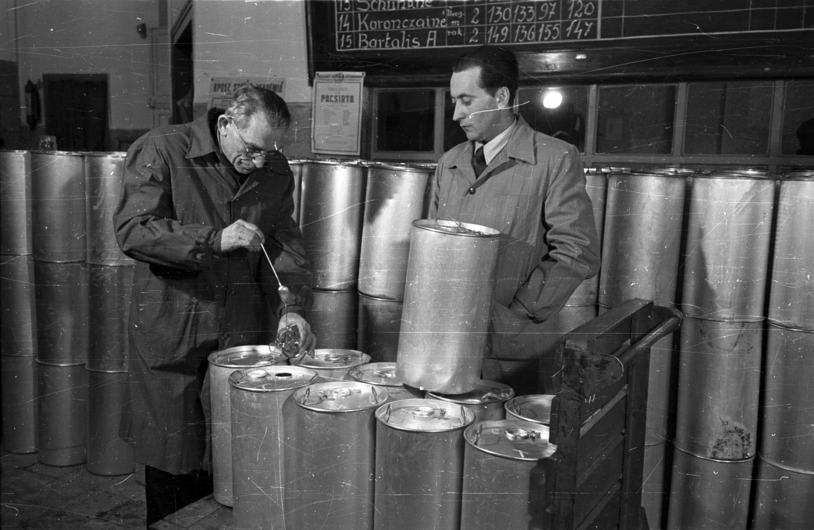 Magyarország, Budapest IX., Bakáts utca 8., Országos Méhészeti Szövetkezeti Vállalat., 1956, Bauer Sándor, Budapest, munkaköpeny, hordó, tartály, méz, Fortepan #127886