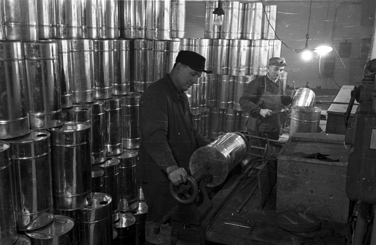 Magyarország, Budapest IX., Bakáts utca 8., Országos Méhészeti Szövetkezeti Vállalat., 1956, Bauer Sándor, Budapest, hordó, kötény, munkaruha, tartály, Fortepan #127888