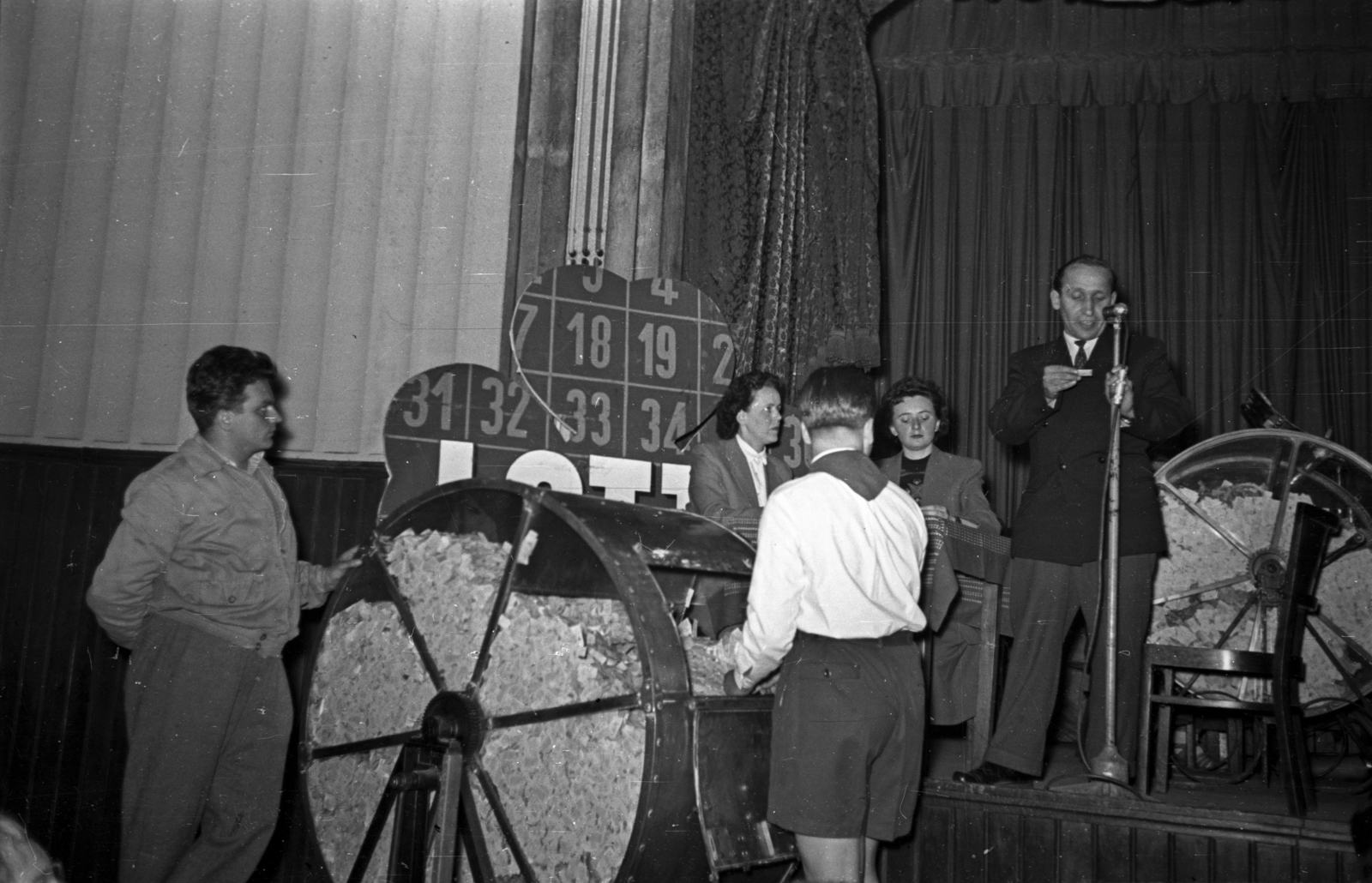 Hungary, Budapest XX., Nagy Győry István út 4-6., Vasas Kultúrház (később Csili Művelődési Központ), lottó tárgynyeremény sorsolás., 1957, Bauer Sándor, wheel of fortune, Budapest, lottery, Fortepan #127893