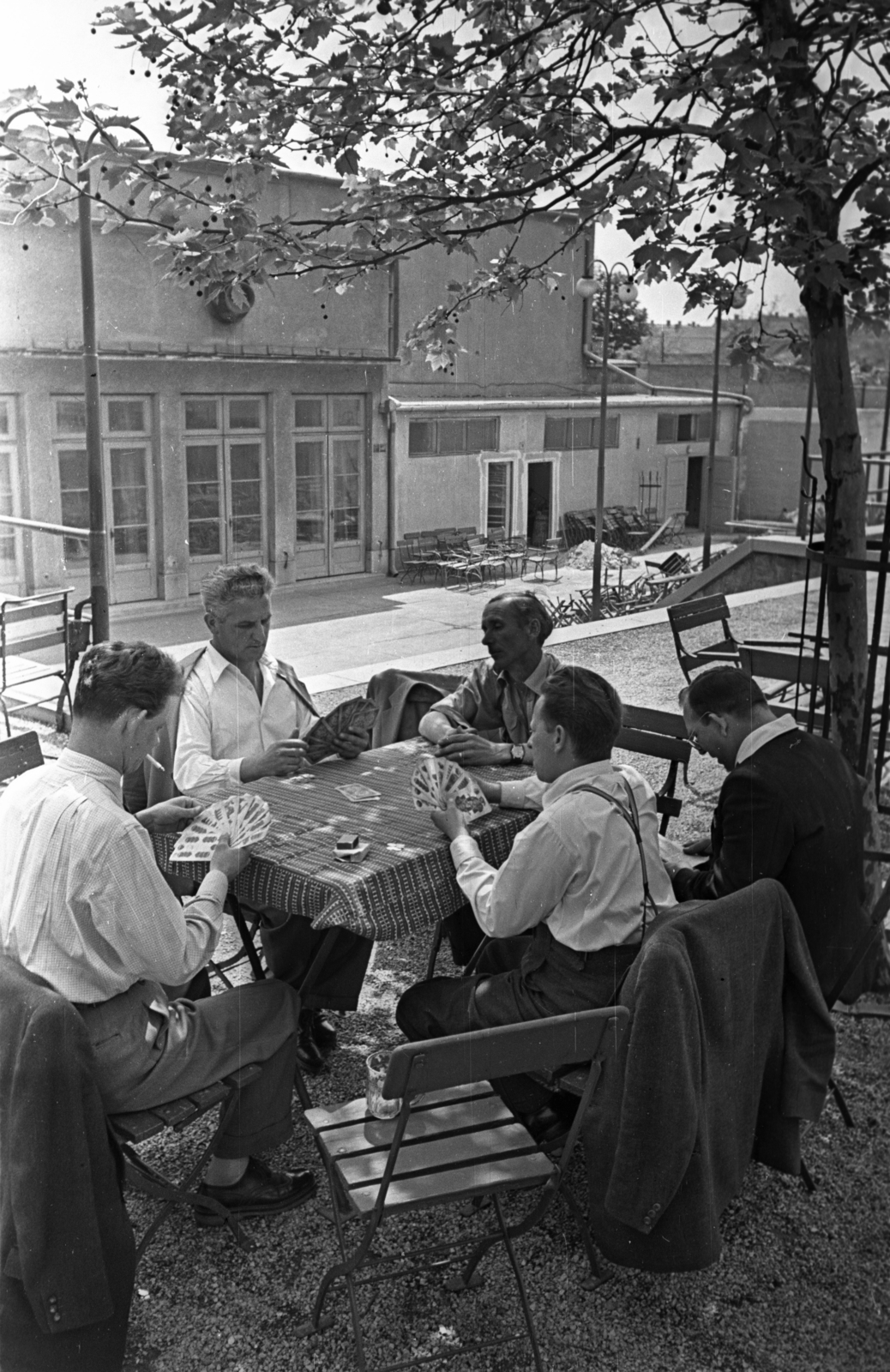 Hungary, Budapest XX., Nagy Győry István út 4-6., a Vasas Kultúrház (később Csili Művelődési Központ) udvara., 1959, Bauer Sándor, card game, Budapest, Fortepan #127896