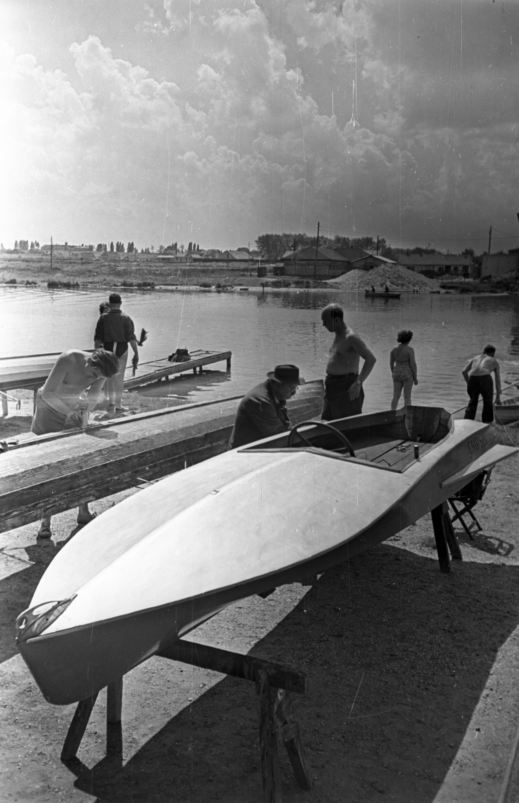 Hungary, Budapest XX.,Budapest XXI., a felvétel a Ráckevei (Soroksári)-Duna partján, egy Vizisport utcai csónakház előtt készült., 1957, Bauer Sándor, Budapest, boat, motorboat, Fortepan #127901