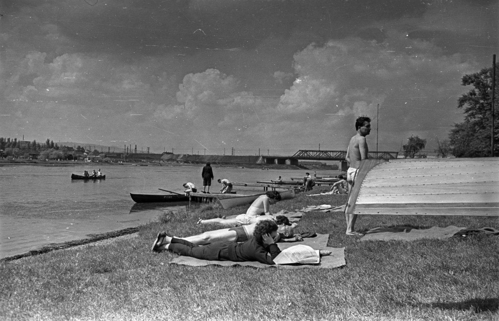 Hungary, Budapest XX.,Budapest XXI., Ráckevei (Soroksári)-Duna, háttérben a Gubacsi híd., 1957, Bauer Sándor, Budapest, relaxation, sunbathe, plaid, Fortepan #127902
