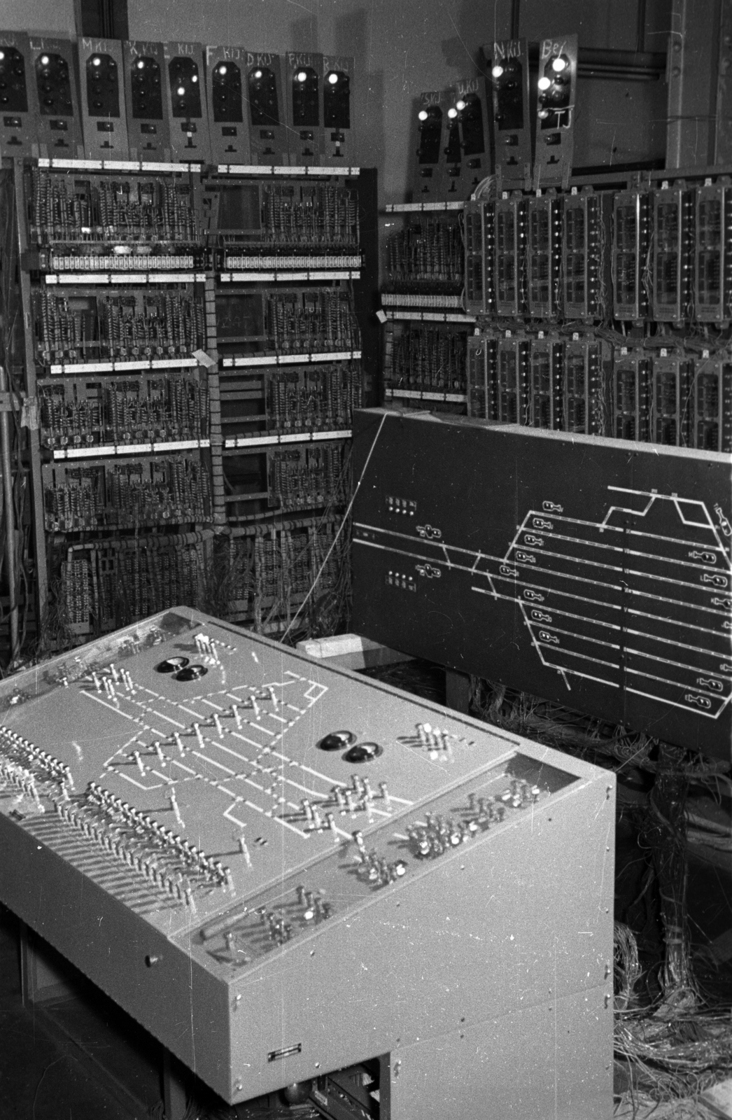 Hungary, Budapest XIV., Hungária körút 126-128., Telefongyár. Aszód vasútállomás Integra rendszerű jelfogófüggéses, gyári próbához összeállított biztosítóberendezése., 1957, Bauer Sándor, Budapest, vehicle inspection station, Fortepan #127911