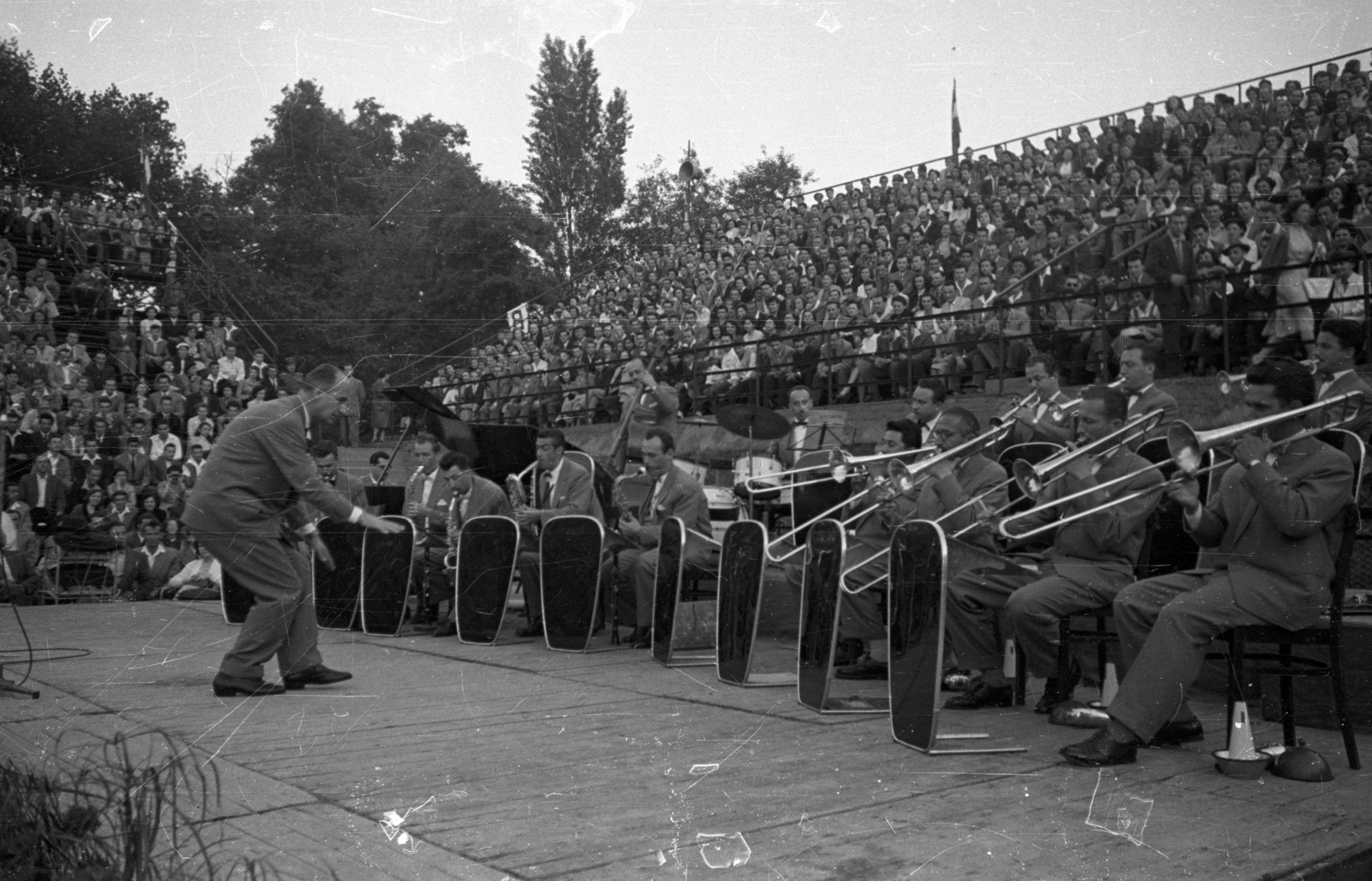 Hungary, Margit Islands, Budapest, Dózsa teniszstadion, a Ljubljanai rádió zenekarának fellépése 1956. július 7-én, középen Bojan Adamič szlovén karmester., 1956, Bauer Sándor, dance song, Fortepan #127912