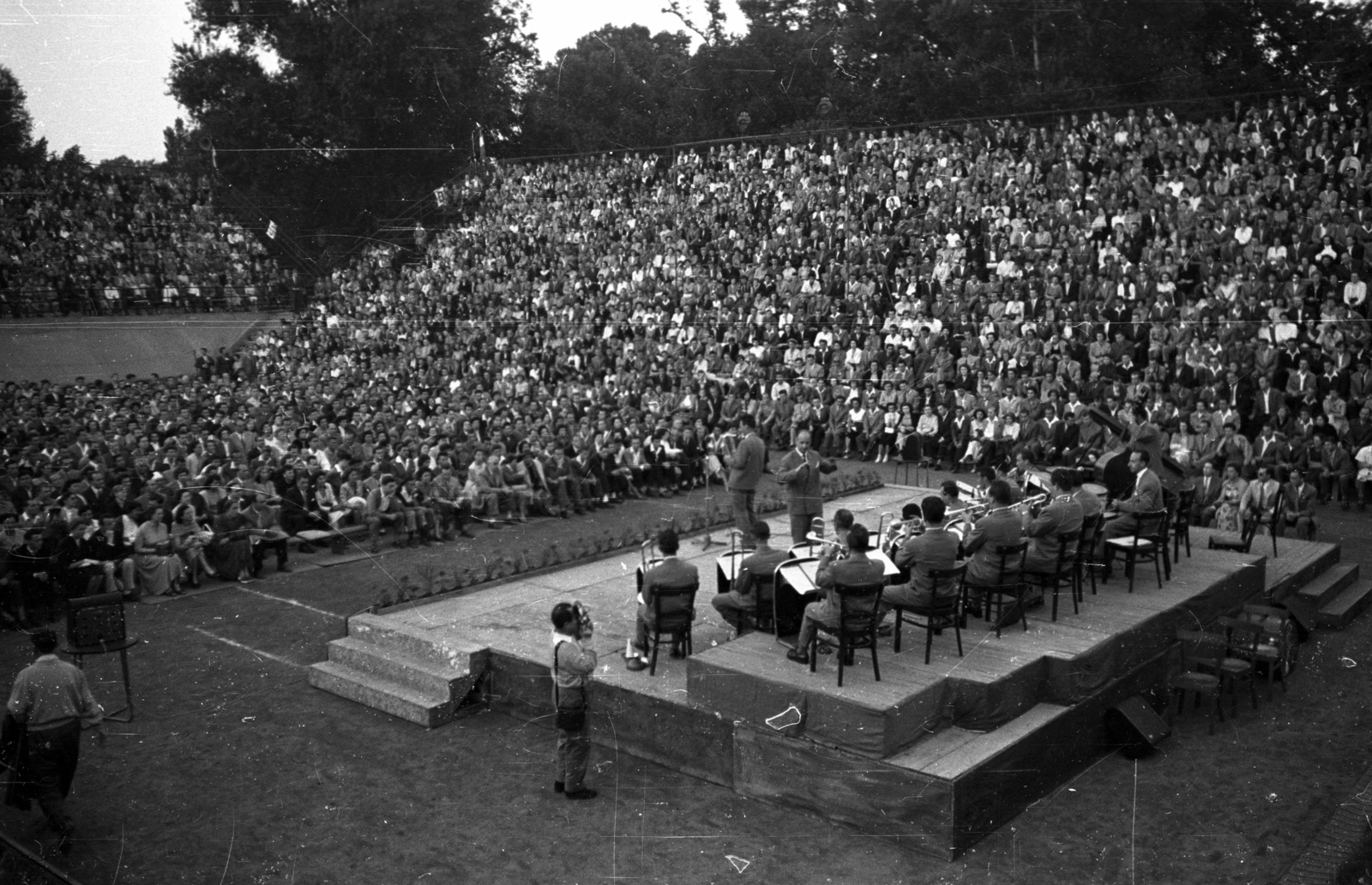 Magyarország, Margitsziget, Budapest, Dózsa teniszstadion, a Ljubljanai rádió zenekarának fellépése 1956. július 7-én, középen Bojan Adamič szlovén karmester., 1956, Bauer Sándor, táncdal, Fortepan #127913