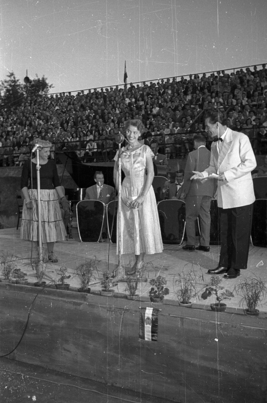 Magyarország, Margitsziget, Budapest, Dózsa teniszstadion, a Ljubljanai rádió zenekarának fellépése 1956. július 7-én, középen Jelka Cvetežar szlovén énekes., 1956, Bauer Sándor, táncdal, Fortepan #127914