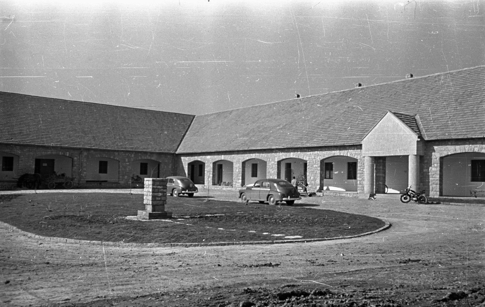 Hungary, Balatonfüred, Badacsonyi Pincegazdaság Balatonfüredi Pincészete., 1957, Bauer Sándor, automobile, archway, Fortepan #127931