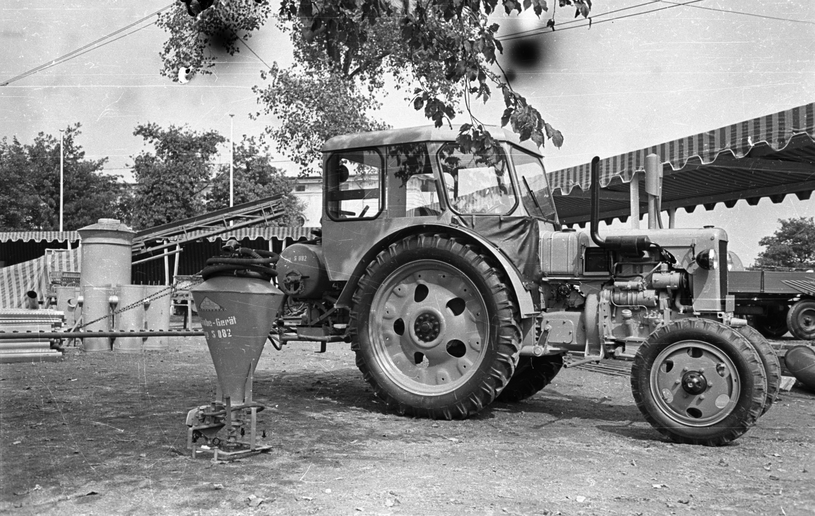Hungary, Budapest X., Albertirsai úti vásár területe, Országos Mezőgazdasági Kiállítás és Vásár. Háttérben a Lóversenypálya II. helyi tribünje., 1956, Bauer Sándor, tractor, Budapest, agricultural machine, Fortepan #127959