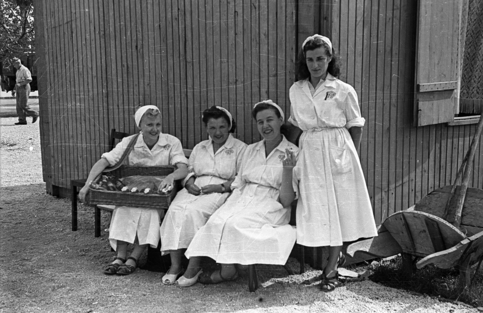 Hungary, Budapest X., Albertirsai úti vásár területe, Országos Mezőgazdasági Kiállítás és Vásár., 1956, Bauer Sándor, wheelbarrow, Budapest, overall, women, Fortepan #127962