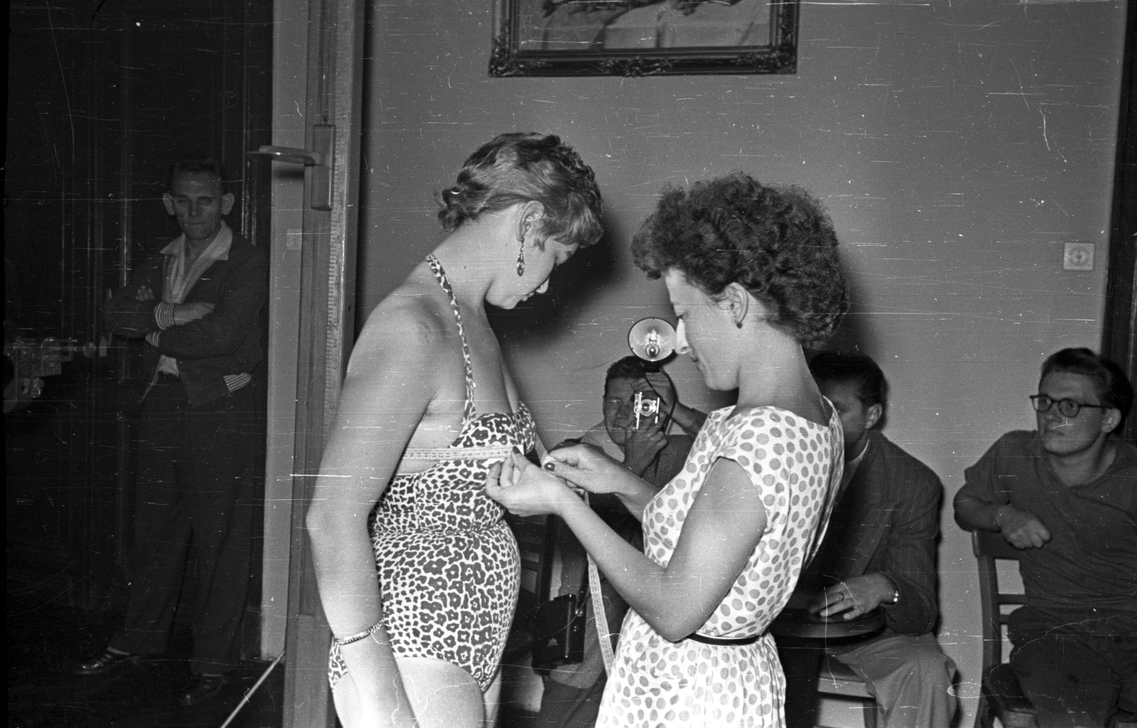 Hungary, Budapest VI., Benczúr utca 17., manöken válogatás., 1956, Bauer Sándor, fashion, bathing suit, photography, flash, tape measure, Budapest, beauty contest, Fortepan #127972